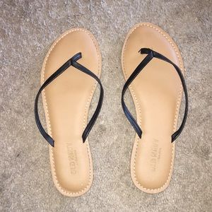 Simple sandals black straps